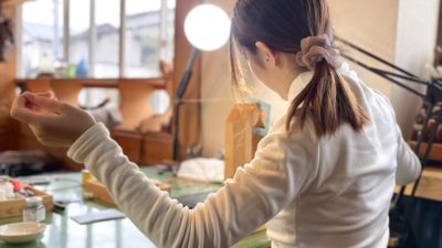 秋から冬の、革なびレザークラフト教室の様子